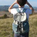 Un enfant qui regarde vers son avenir, pour illustrer ce livre sur le chemin de la vie